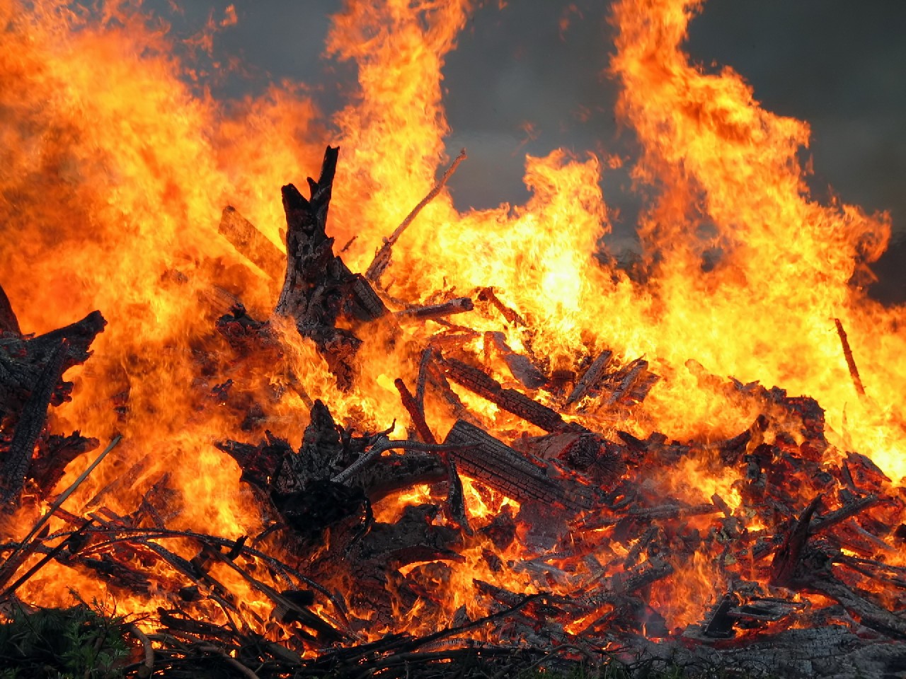 Fire 1280x960. Obrzek, tapeta na plochu PC ke sthnut