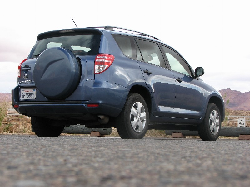 Tapeta na plochu Toyota Rav4 v 800x600. Obrzek ke staen zdarma