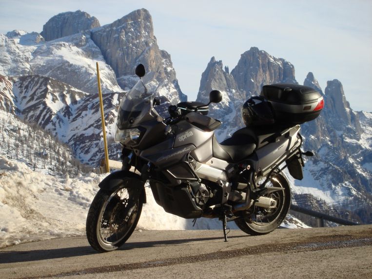 Obrázek, tapeta, pozadí Moto, wallpaper na plochu PC, počítače, tabletu - Aprilia zdarma ke stažení Obrázek, tapeta, pozadí Moto, wallpaper na plochu PC, počítače, tabletu - Aprilia zdarma ke stažení